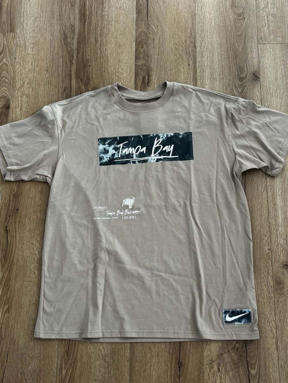 Nike NFL Tampa Bay Buccaneers The Nike Tee Graphic T-Shirt Tan Men's Size Large